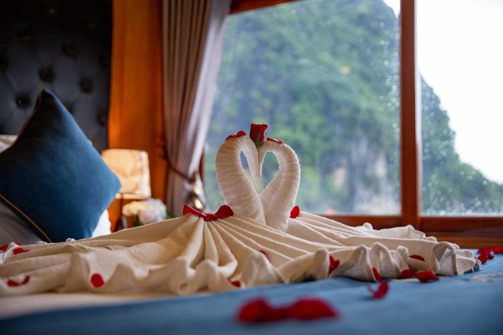 Venezia Boutique Cruises - Catba Island Hotel Chan Chau Bagian luar foto